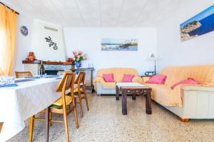 a living room with a couch and a table at Sorpresa in Vinarós