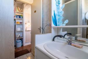 a bathroom with a sink and a mirror at Grand Hotel Studio in Valras-Plage