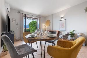 a dining room with a table and chairs at New Casa Di Tino in Brenzone sul Garda