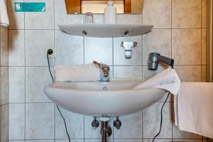 Bilik mandi di Apt Spinges +18 gambar