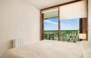ein Schlafzimmer mit Bett und Blick auf einen Balkon in der Unterkunft Mirador Altafulla in Altafulla