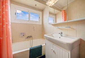 ein Badezimmer mit Waschbecken, Badewanne und Spiegel in der Unterkunft Mirador Altafulla in Altafulla + 20 Fotos