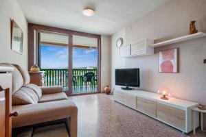ein Wohnzimmer mit Sofa und Fernseher in der Unterkunft Mirador Altafulla in Altafulla