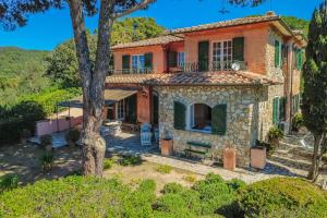 an image of a house with a tree at Villa Les Ombrelles in Portoferraio