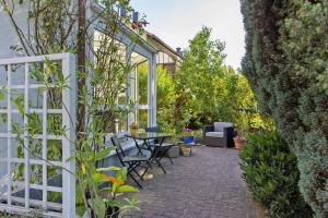 a patio with a table and chairs in a garden at Ferienwohnung Fuldatalblick in Fulda