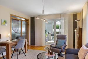 a living room with a couch and chairs and a table at Ferienwohnung Fuldatalblick in Fulda