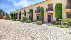 a building with ivy growing on the side of it at Arrancada 14 in Pêra