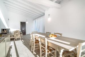 a kitchen and dining room with a table and chairs at Domo Bonaeras in Irgoli