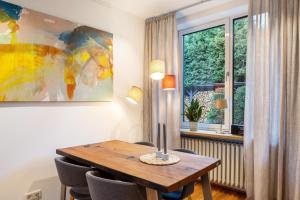 a dining room table with chairs and a painting on the wall at Ferienwohnung Ederweg in Wahlershausen