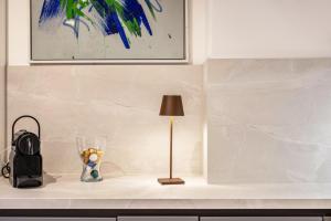 a table with a lamp and a vase on it at Ferienwohnung Ederweg in Wahlershausen