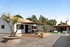 a house with a pavilion with a tree in the courtyard at Villa Africa in La Muela