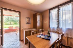 a dining room with a table and a window at Casa Vacanze Matisse in Toscolano Maderno