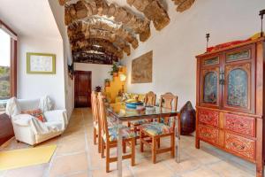 a kitchen and dining room with a table and chairs at Villa El Cactus in Teguise