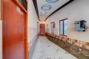 an empty corridor in a building with at Super Hotel O Raj Ghat Ayodhya Formerly Shree Siya Raman in Ayodhya +23 photos