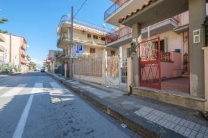 an empty street in a city with buildings at Casa a 100 mt Dal Mare in SantʼAlessio Siculo