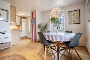 a kitchen and dining room with a table and chairs at Ferienwohnung Kropp in Knorrendorf
