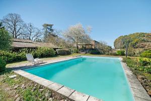 a swimming pool in the yard of a house at Chambres D'hôtes - Le Marlas in Rieucros