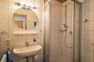 a bathroom with a sink and a shower at Ferienwohnung Risthof 4 in Owingen