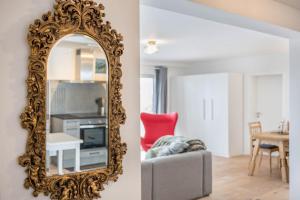a mirror on a wall next to a living room at In Bayern in Warngau