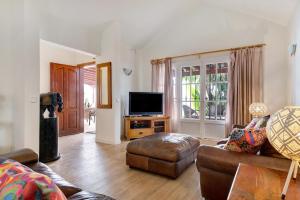 a living room with a couch and a television at Casa Colleen in Puerto del Carmen