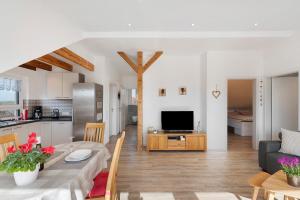 a kitchen and a living room with a dining table at Feriendomizil Bergamini in Bischoffingen