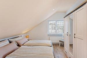 a bedroom with a bed and a window at Feriendomizil Bergamini in Bischoffingen