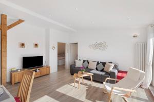 a living room with a couch and a tv at Feriendomizil Bergamini in Bischoffingen