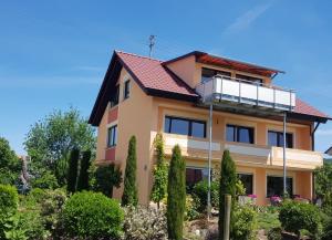 a house with a balcony on top of it at Feriendomizil Bergamini in Bischoffingen