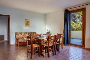 a dining room with a table and chairs at Capracotta - Alba in Montemassi