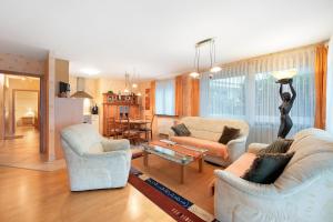 a living room with two couches and a table at Ferienwohnung Baier in Überlingen