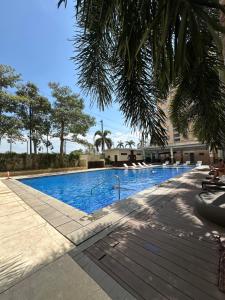 Piscina a Stylish Condo Near Mall with Pool & Netflix o a prop