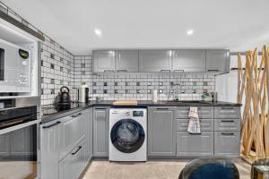 a kitchen with a washer and a washing machine at Cabanon des Amandiers avec terrasse in Sanary-sur-Mer