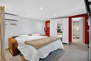 a bedroom with a large bed and a bathroom at Cabanon des Amandiers avec terrasse in Sanary-sur-Mer