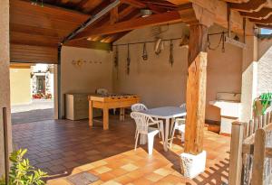 a patio with a table and chairs and a kitchen at Casa Mariano in Turégano