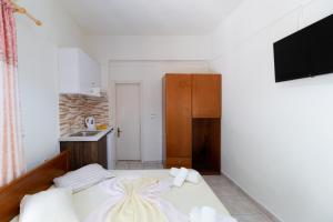 a small bedroom with a bed and a kitchen at Nikiana Club - Studio 1 in Nikiana