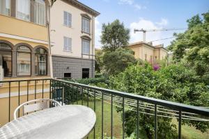 a balcony with a table and a building at Oceane Paradise - Churchill in Levanto
