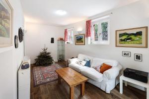 a living room with a white couch and a table at Casa romantica in Ispra