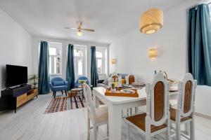 a living room with a table and a dining room at Villa Xique 9 in Monchique