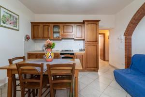 a kitchen and dining room with a table and chairs at Papà Giuseppe La Stalla in Cortona