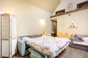 a bedroom with a bed in a room with a bed sqor at L' Eclose Ty Du in Le Guilvinec