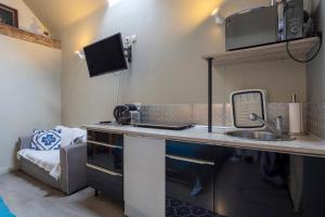 a kitchen with a sink and a microwave at L' Eclose Ty Du in Le Guilvinec