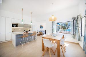 a kitchen and dining room with a table and chairs at Casa Antonia in Cala Millor
