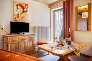a living room with a tv and a coffee table at Gästehaus Erd - Fewo Grünten in Wertach