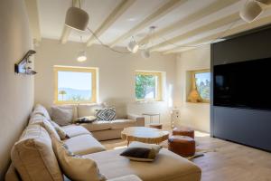 a living room with a couch and a tv at Refuge Mil100 Chalet-spa Luxe 5 in Metzeral