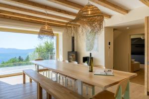 a dining room with a table and a large window at Refuge Mil100 Chalet-spa Luxe 5 in Metzeral