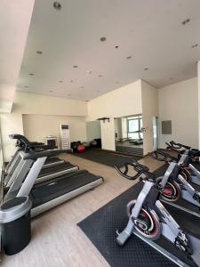 Gimnàs o zona de fitness de Stylish Condo Near Mall with Pool & Netflix