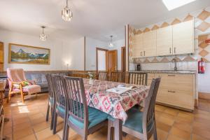 a kitchen and dining room with a table and chairs at Casa Hitos in Monachil