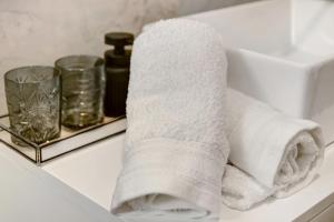a pile of towels sitting on a bathroom counter at Casa do Calhau in Câmara de Lobos +16 photos