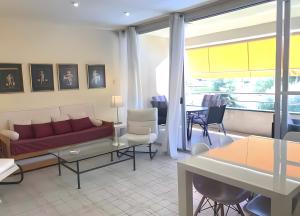 a living room with a couch and a table at Apartamento Francás in Comarruga