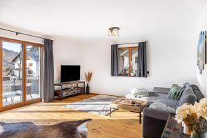 a living room with a couch and a tv at Apartment Luisa in Scharnitz